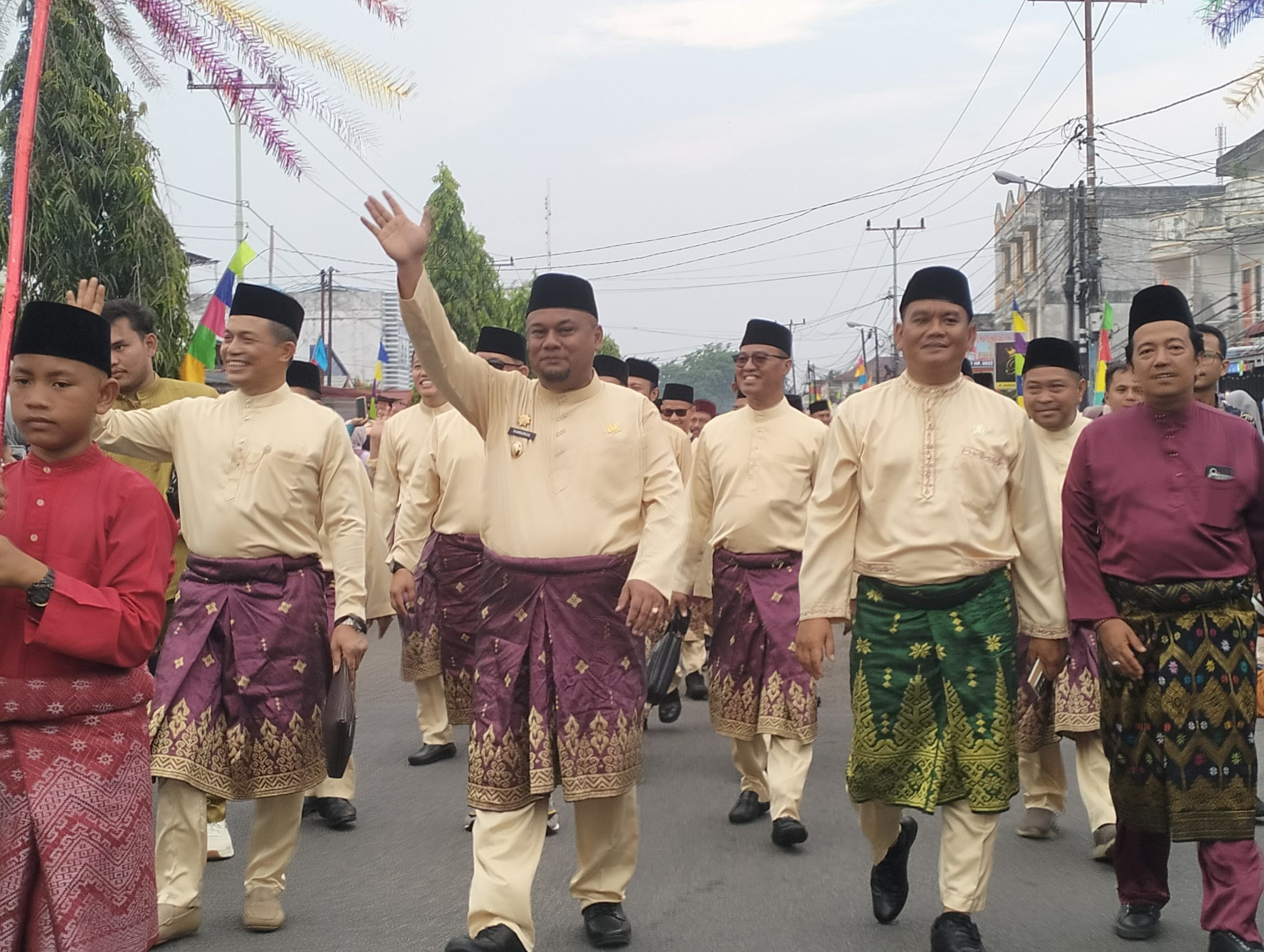 Wakil Bupati Siak Syamsurizal Pimpin Pawai Ta’aruf Kabupaten Siak