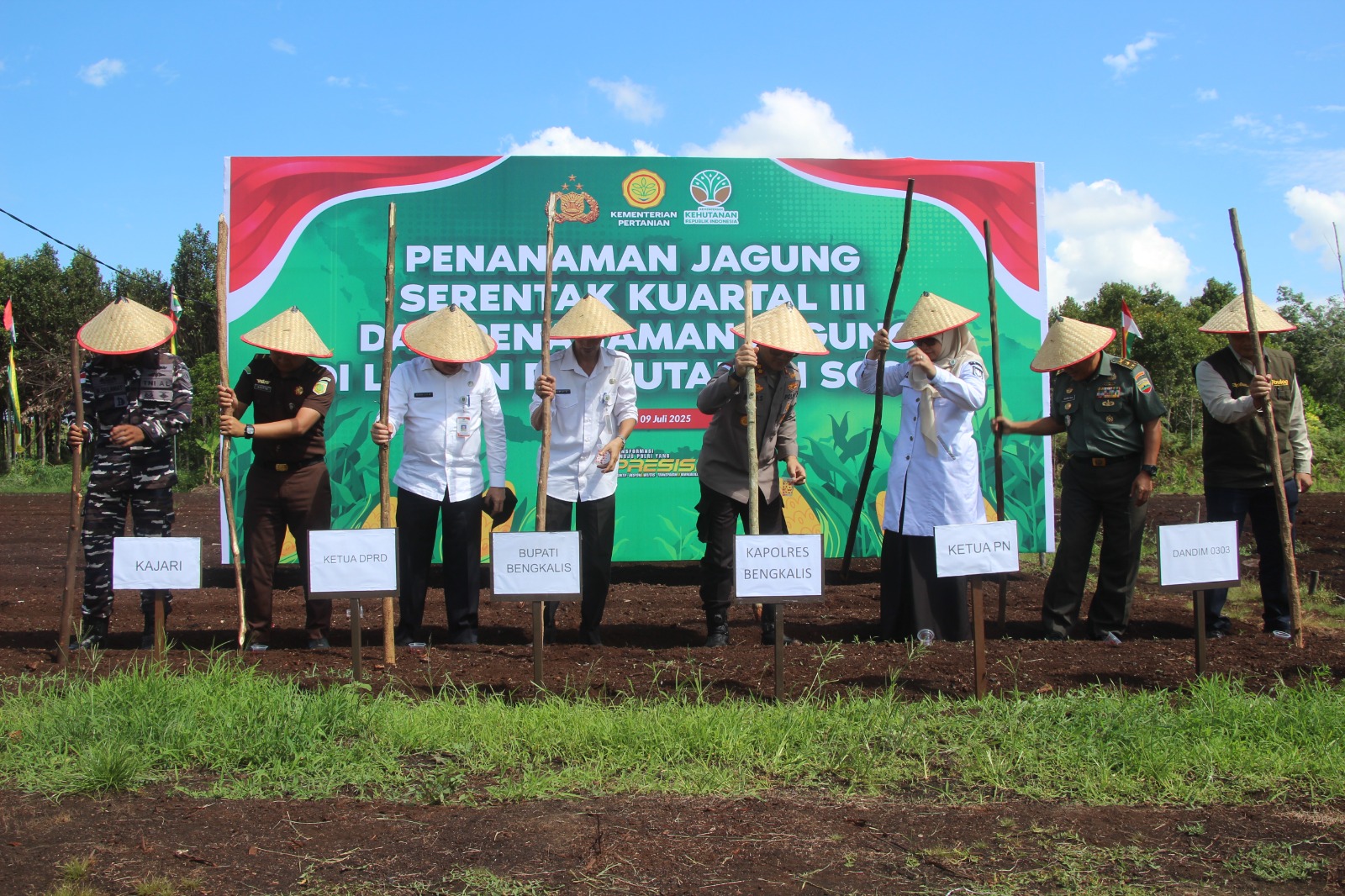 Kapolres Bengkalis Tanam Jagung, Dorong Swasembada Pangan 2025 di Riau