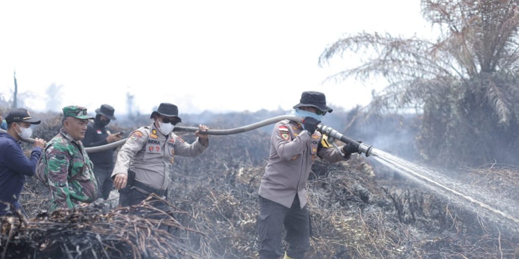 Karhutla di Bengkalis, 4 Hektare Lahan Gambut Terbakar, TNI-Polri dan MPA Turun Langsung Padamkan Api
