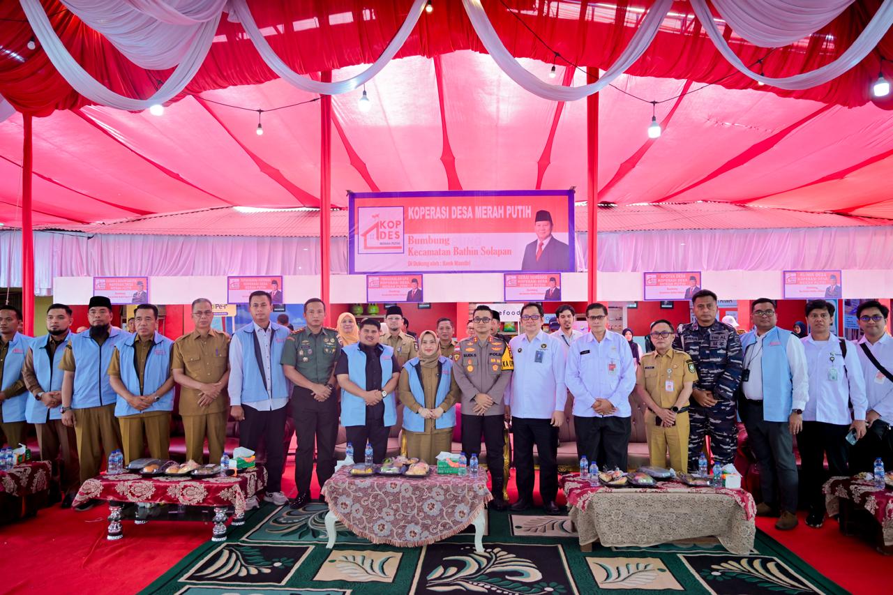 Wujud Nyata Penguatan Ekonomi Rakyat, Kasmarni Resmikan Koperasi Merah Putih di Desa Bumbung, Bengkalis