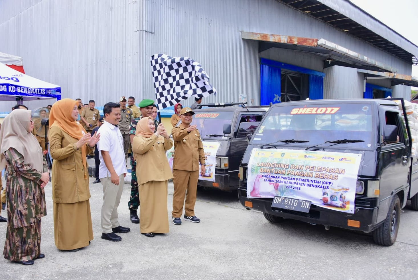 Bupati Bengkalis Kasmarni Resmi Lepas Penyaluran Bantuan Beras CPP 2025 dan Launching Beras SPHP