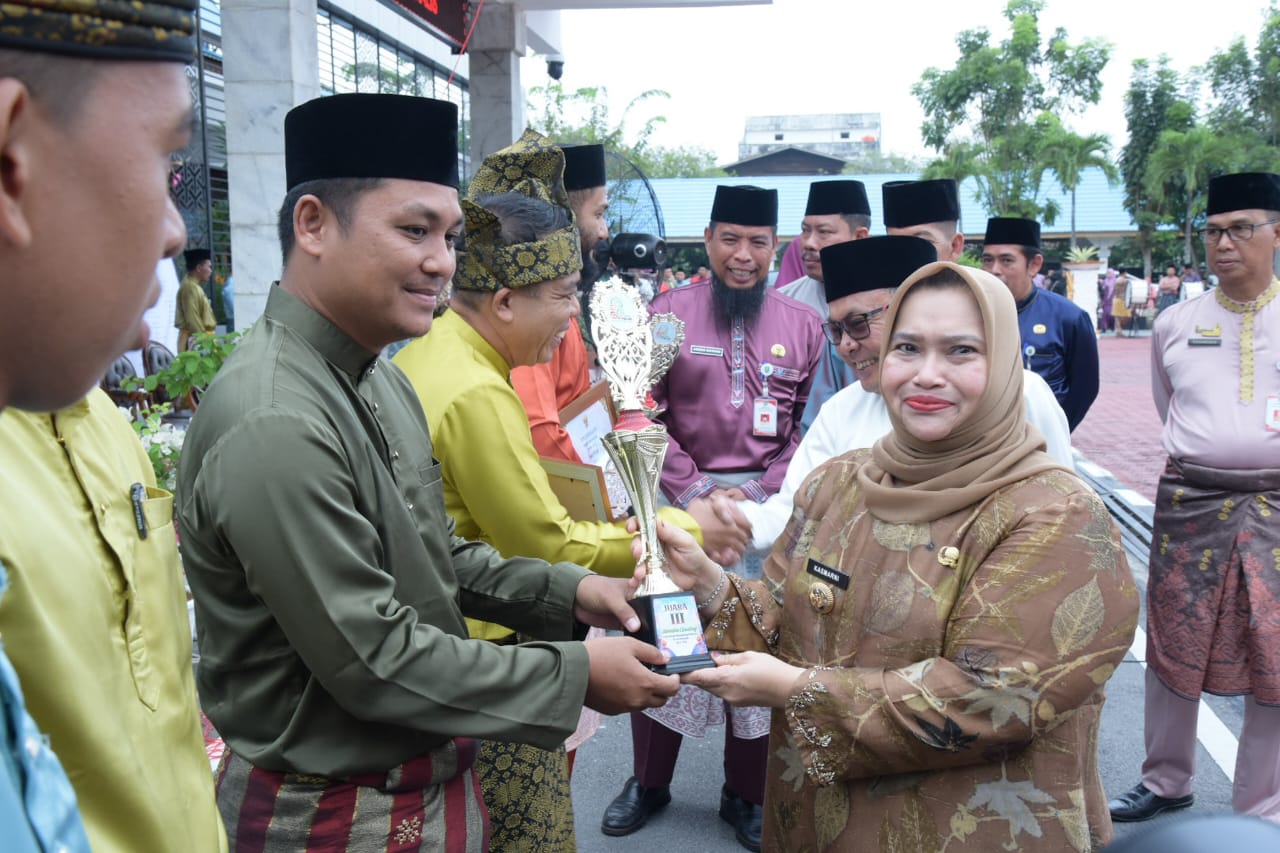 Bupati Kasmarni Serahkan Hadiah Lomba Permainan Tradisional Semarak Hari Jadi ke-513 Bengkalis