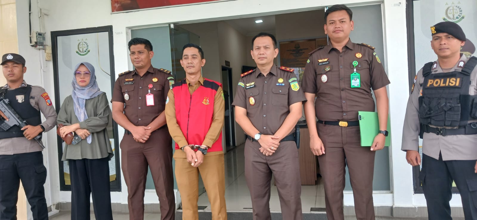 Dua Bulan Jabat Kacab Tanjung Batu, Hengki Tahan Kades Perayun Terseret Kasus Korupsi Dana Desa Rp 1 Miliar Lebih