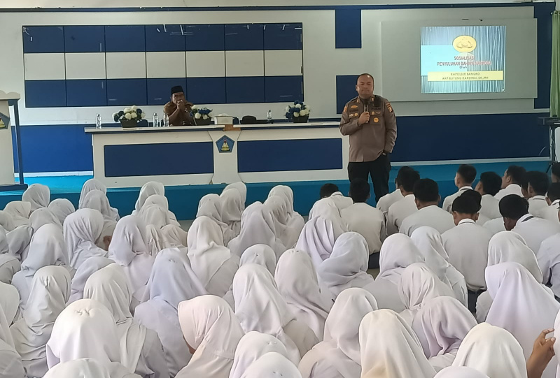 Polsek Bangko Sosialisasi UU Lalu Lintas, Bahaya Judi Online dan Narkoba di SMAN 1 Bangko