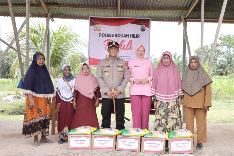 Polres Rohil Gelar Jumat Berkah, Kapolres dan Bhayangkari Salurkan 50 Paket Sembako Untuk Kaum Dhuafa