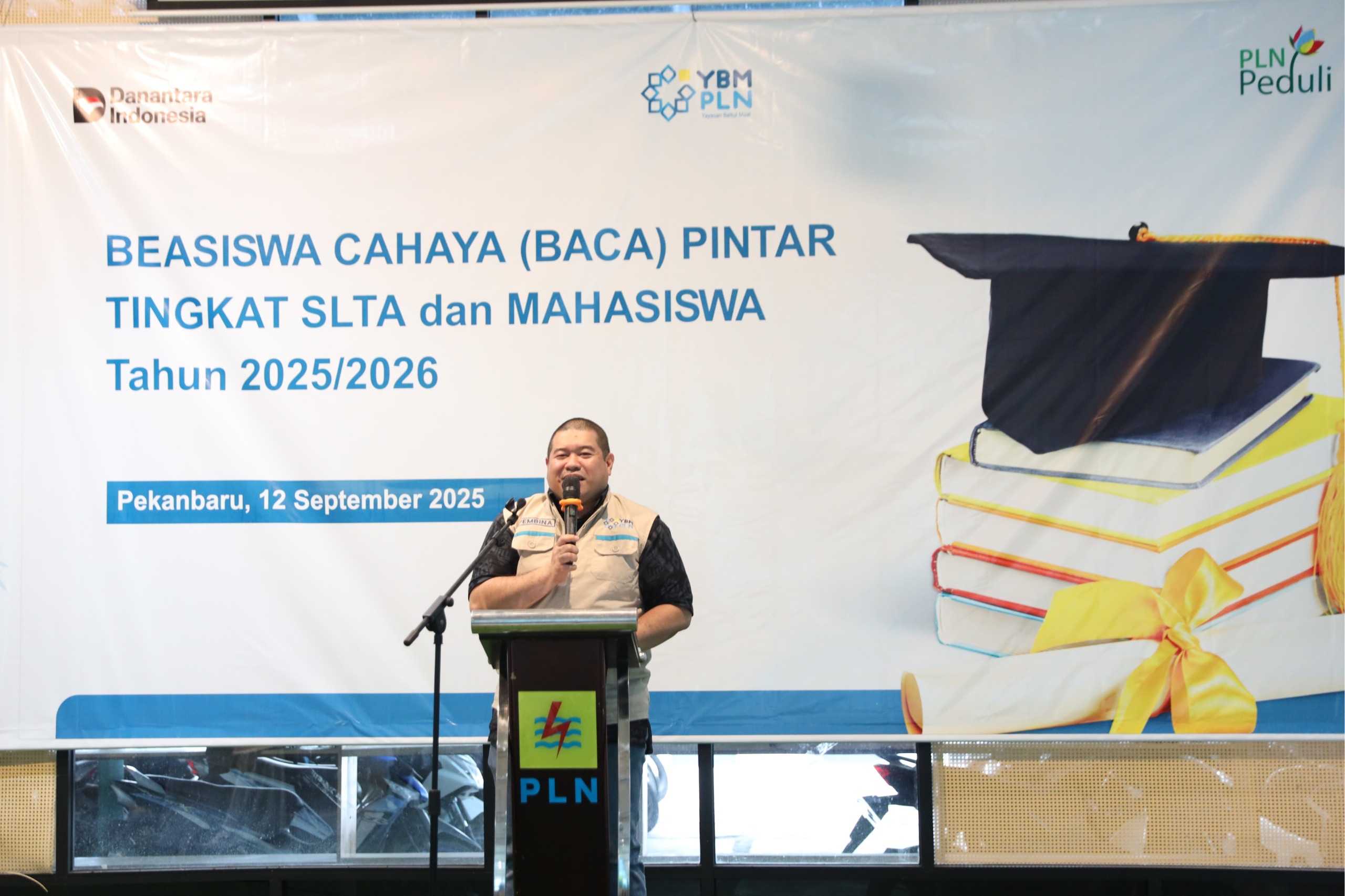 Hari Pelanggan Nasional, PLN UID Riau & Kepri dan YBM PLN Salurkan Beasiswa Cahaya Pintar untuk Dukung Generasi Emas Indonesia