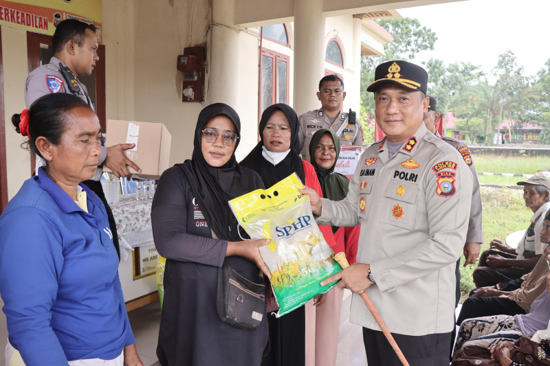 Kapolres Rohil Salurkan Bantuan Sosial untuk Kaum Dhuafa Di Mapolsek Bangko Pusako