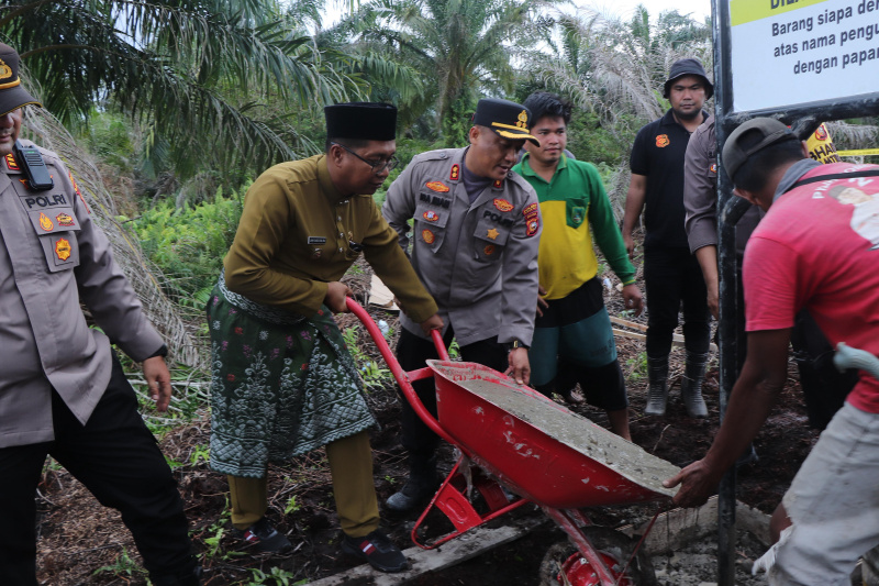 Tegas, Kapolres Rohil Bersama Wakil Bupati Pasang Plang Larangan Aktivitas di Lahan Karhutla