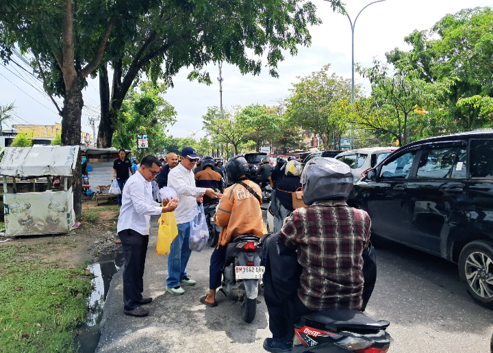 Jumat Berkah, PWI Riau bagikan 600 Nasi Bungkus untuk Pengendara