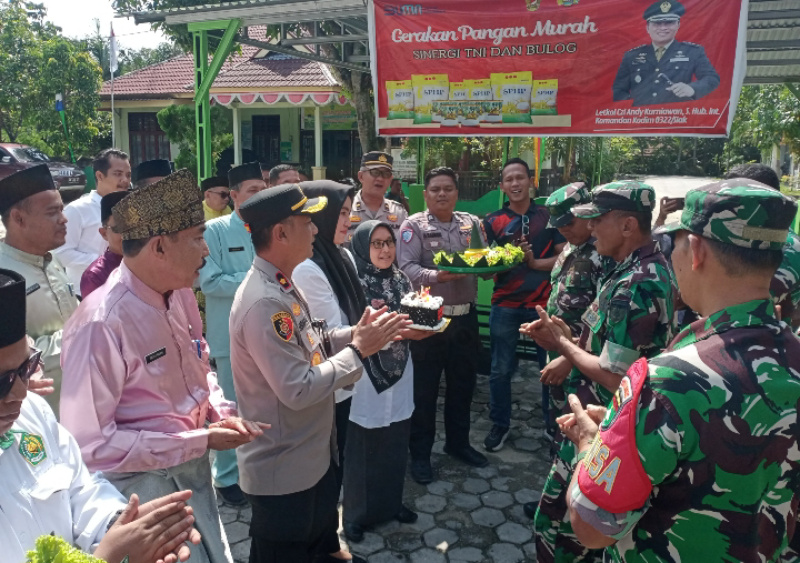 Kapolsek Kandis Bersama UPIKA Beri Kejutan ke Koramil Momen HUT TNI ke-80 2025