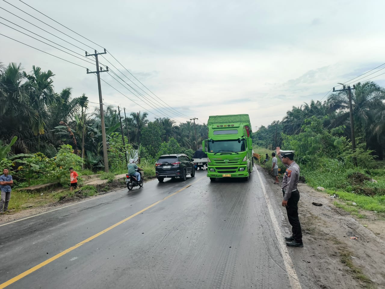 Gerak Cepat Tim Raicet Polres Pelalawan Atasi Kemacetan Akibat Laka Lantas di Jalintim KM 107