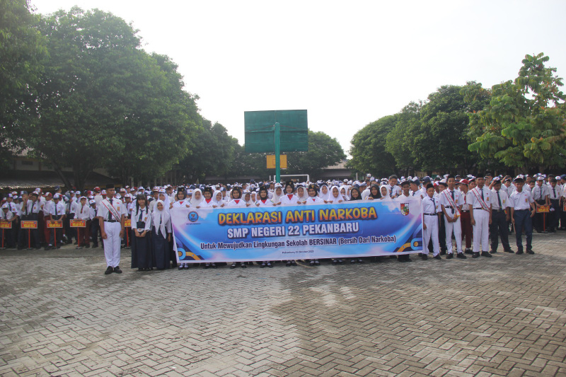 Ratusan Siswa SMPN 22 Pekanbaru Deklarasi Anti Narkoba Bersama BNN,