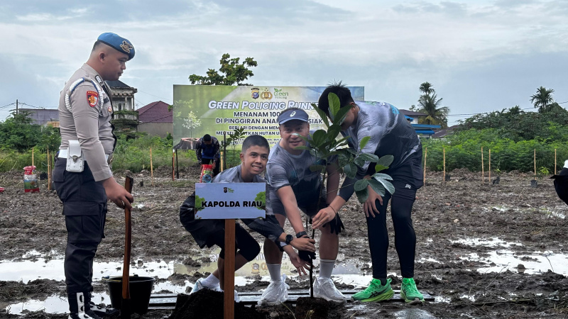 Kapolda Riau Tanam Pohon Bersama Komunitas Green Policing Runners