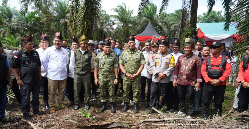 Disaksikan Menhut-Kapolda Riau, Penumbangan Sawit Awali Pemulihan Tesso Nilo
