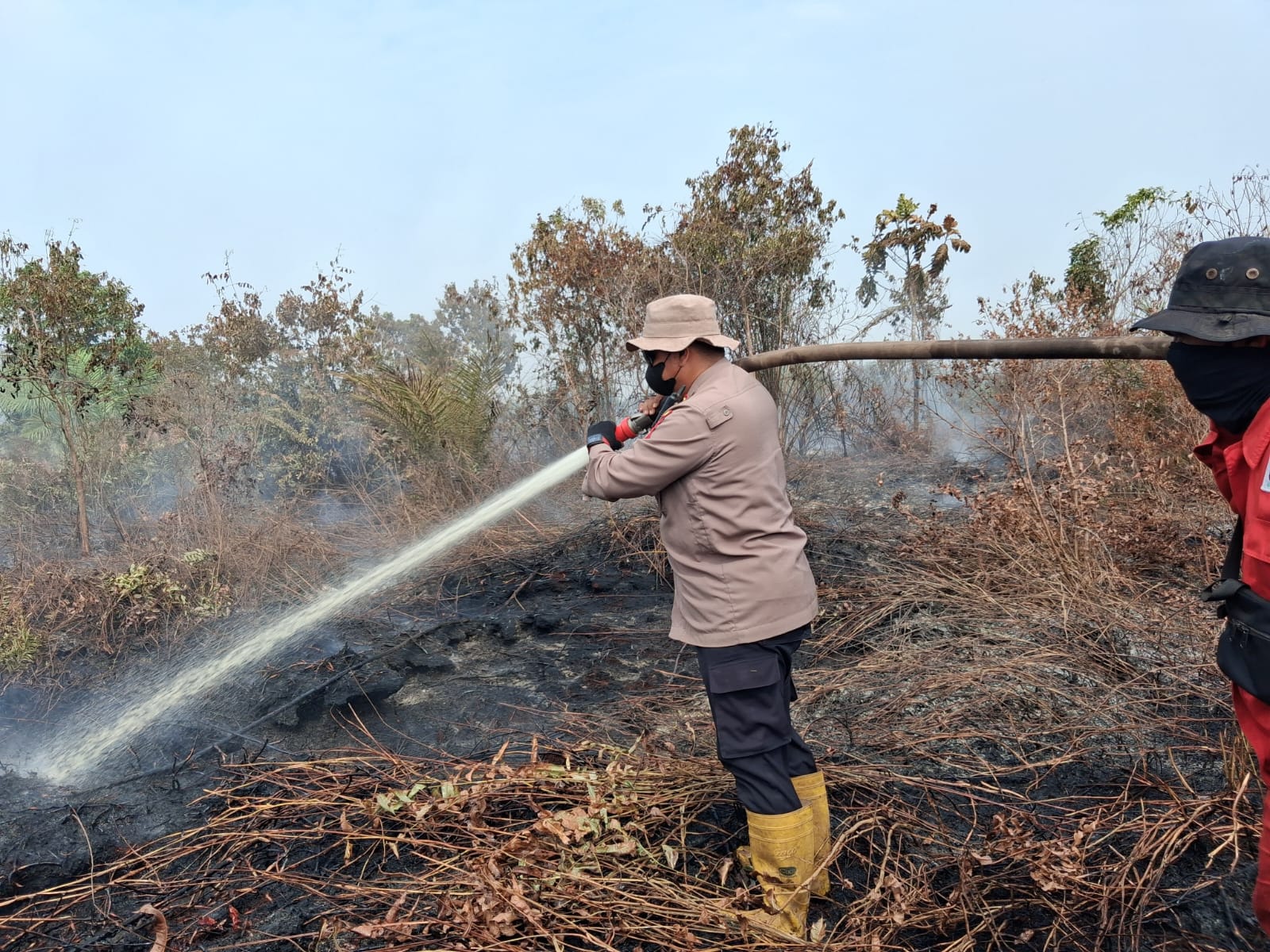 Polsek Rupat dan Tim Gabungan Berjibaku Padamkan 10 Hektare Karhutla di Sukarjo Mesim