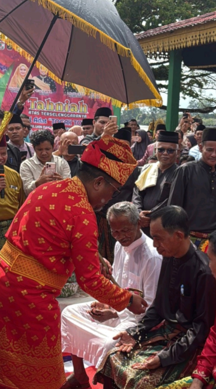 Bupati Pelalawan Zukri Hadiri Festival Togak Tonggol dan Mandi Balimau