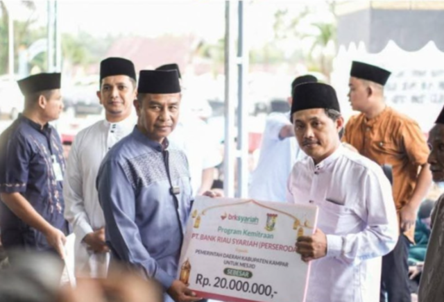 Safari Ramadhan Desa Karya Bhakti, Bupati Kampar Salurkan Bantuan Warga