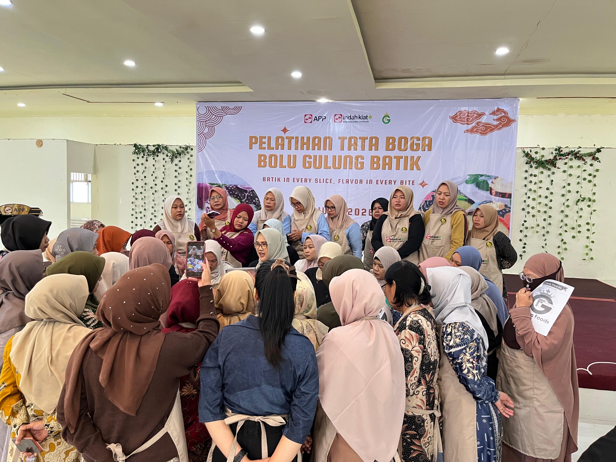 PT IKPP Perawang Gelar Pelatihan Tata Boga,”Buat Bolu Gulung Batik” Bagi Pelaku UMKM