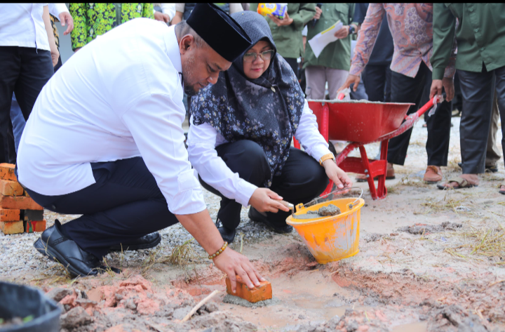 Bupati Siak Letakkan Batu Pertama Pembangunan Rumah Singgah Kesehatan Gratis